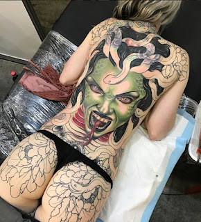 Tatuaje en proceso de Medusa en la espalda