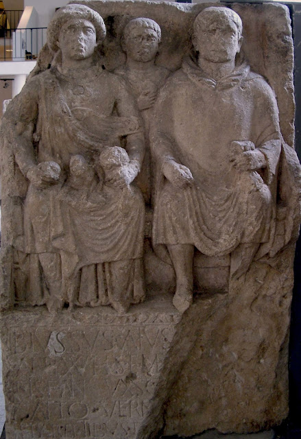 Провинциально-римский групповой семейный портрет на стеле начала II в.