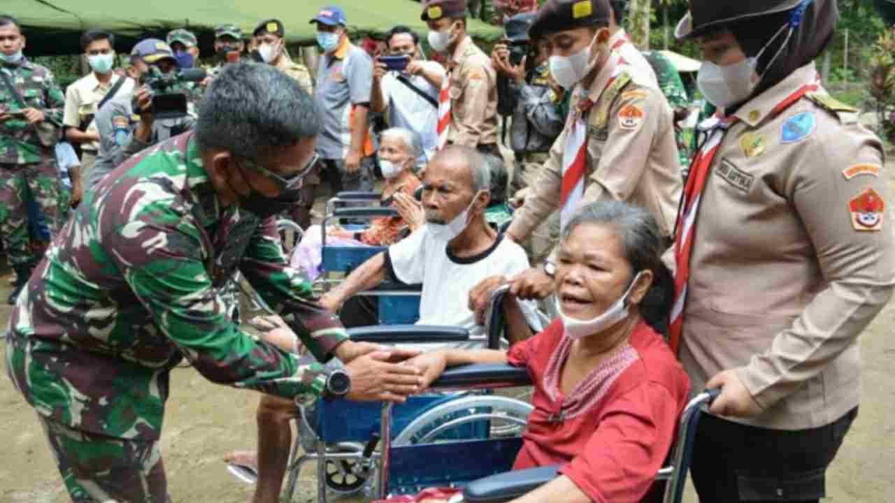 Komandan Kodiklat TNI AD Serahkan Bansos YTP RAIDER 100/PS Ke Masyarakat di Marihat Simalungun