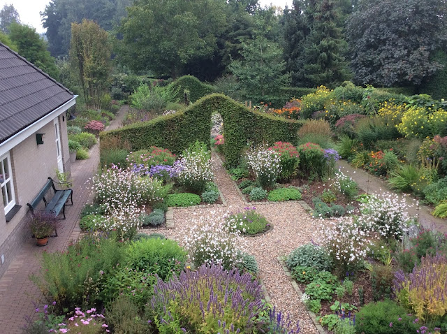 Tuin met grind in plaats van een gazon, grindpaden en bestrate paden.