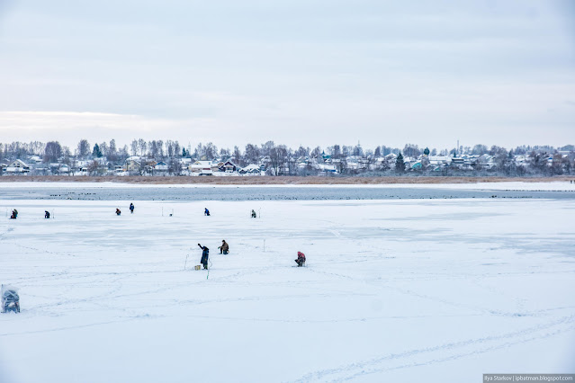 Рыбаки на льду и большая полынья на фоне