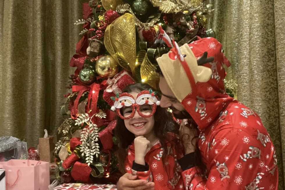 محمد صلاح وزوجته بالحجاب الإسلامي يحتفلان بعيد ”الكريسماس”