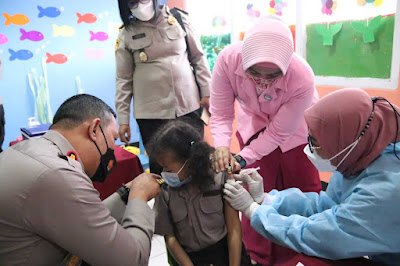 Kapolres Metro Tangerang Kota Kombes Pol Komarudin memantau jalannya Vaksinasi untuk anak usia 6 sampai dengan 11 tahun murid TK Kemala Bhayangkari 12