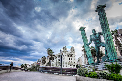 Estatua de Hércules en Ceuta, al fondo el Edificio Trujillo, otro hito