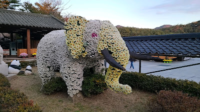 가을 단풍이 좋은 대구 동화사 : 약사여래대불 탑 주변 코끼리 구조물, 꽃끼리