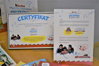 Zdjęcie przedstawia certyfikat otraz podziękowanie dla Biblioteki w Zelowie za udział w akcji "Kinder mleczna kanapka".