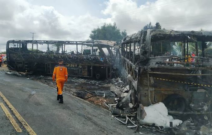 Dois ônibus da mesma empresa colidem; motoristas morreram carbonizados e 44 deram entrada no hospital de Retirolândia-BA