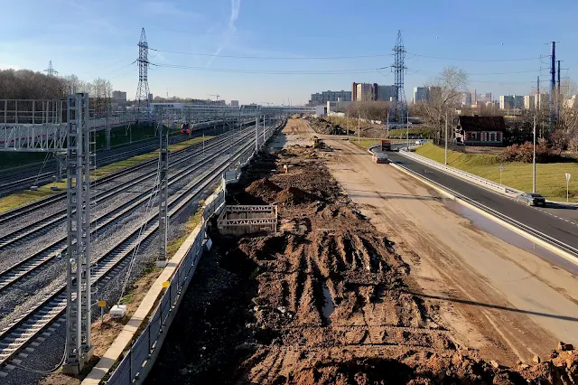 вид с Нового Сусоколовского путепровода, пути МЦК, строящаяся Северо-Восточная хорда, здание бывшей товарной конторы Московской окружной железной дороги (построено в 1908 году)