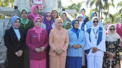 Ibu Mami Yani Fahrizal Ikuti Ziarah dan Tabur Bunga dalam Rangka Peringatan Hari Ibu Tahun 2023 di Taman Makam Pahlawan Bandar Lampung, 