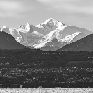 Der Mont Blanc erhebt sich über dem Genfersee