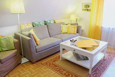 Ferienwohnung UNS TOHUS:  Wohnzimmerfoto mit Sofa, Sessel, Sofatisch, Anrichte und Flachbildschirm