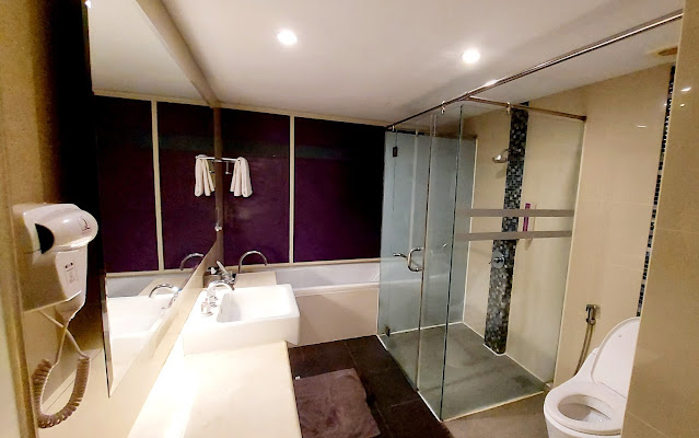 bathtub eksekutif quest hotel surabaya