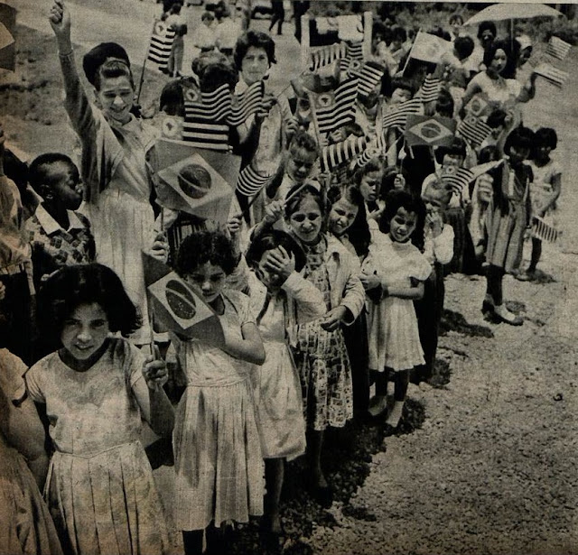 Crianças saúdam Juscelino. (Revista "Manchete", nº 460, 11/2/1961.