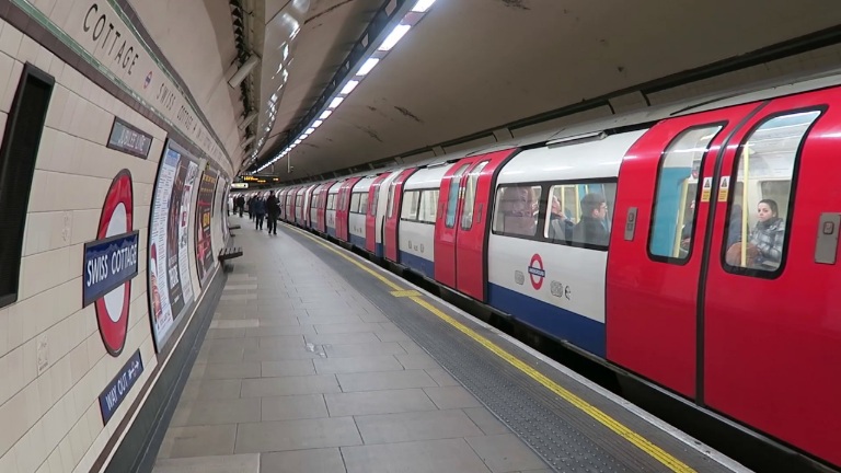 LONDON UNDERGROUND TRAIN