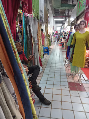 Situasi di pusat perbelanjaan Central Pasar Medan,Selasa 1/3/2022.sekira Pukul 14.15 WIB. (keterangan gambar)