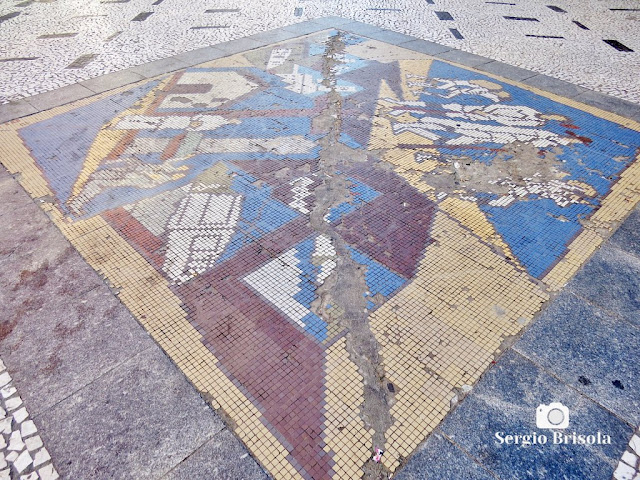 Close-up de um dos Mosaicos em pastilhas do calçadão da Rua Capitão Tiago Luz em Santo Amaro