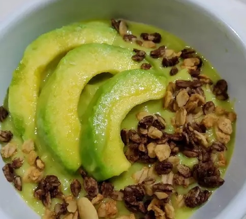 Resep dan cara bikin Smoothies Bowl Avocado Granola