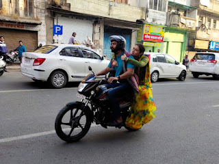 सारा अली के साथ इंदौर में बाइक पर घूमते नजर आए विक्की कौशल