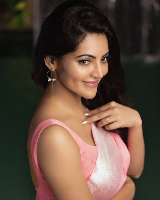 Actress Athulya Ravi Showing her Sexy back in Sleeveless Saree