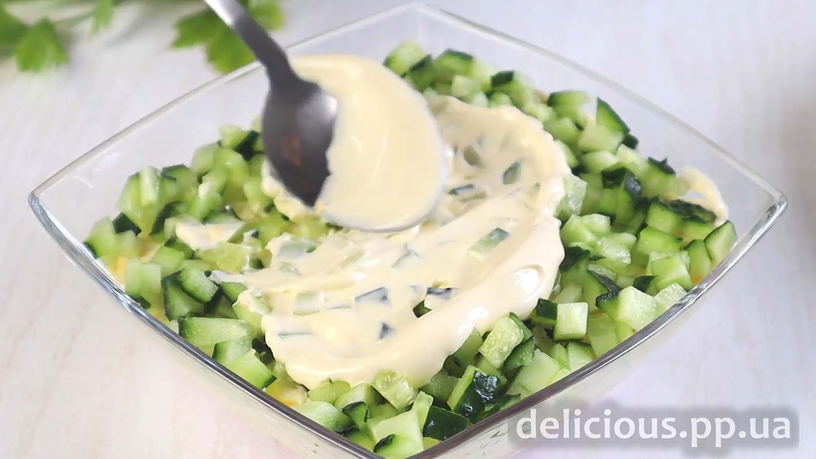 Фото приготовления рецепта: «Быстрый и вкусный салат с колбасой на праздничный стол и не только» - шаг №3