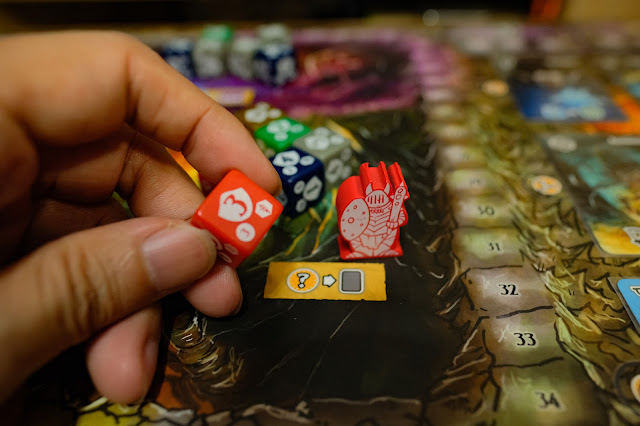 Shadow kingdoms Valeria board game 將典獄長移動到一個聖地, 拿一顆部隊骰並執行該聖地行動