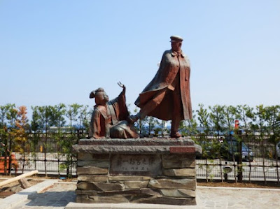 Statue of Kanichi and Omiya