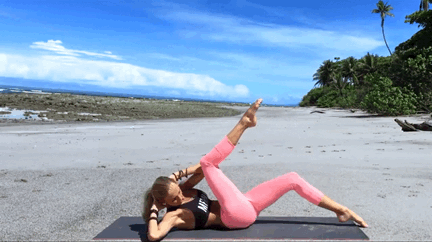 女生打造完美腹部曲線的 10 個瑜珈姿勢