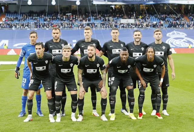 ELCHE C. F. Temporada 2021-22. Edgar Badía, Gonzalo Verdú, Gumbau, Diego González, Lucas Pérez, Lucas Boyé. Pere MIlla, Raúl Guti, Tete Morente, Palacios y Mojica. REAL MADRID C. F. 2 ELCHE C. F 2 Domingo 23/01/2022, 16:15 horas. Campeonato de Liga de 1ª División, jornada 22. Madrid, estadio Santiago Bernabéu: 39.796 espectadores. GOLES: 0-1: 42’, Lucas Boyé. 0-2: 76’, Pere Milla. 1-2: 82’, Modric, de penalti. 2-2: 90+2’, Éder Militão.