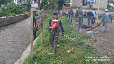 Berpotensi Cemari Aliran di Musim Hujan, Satgas Citarum Sektor 21 Subsektor 14 Sisir Sampah di Bantaran Sungai