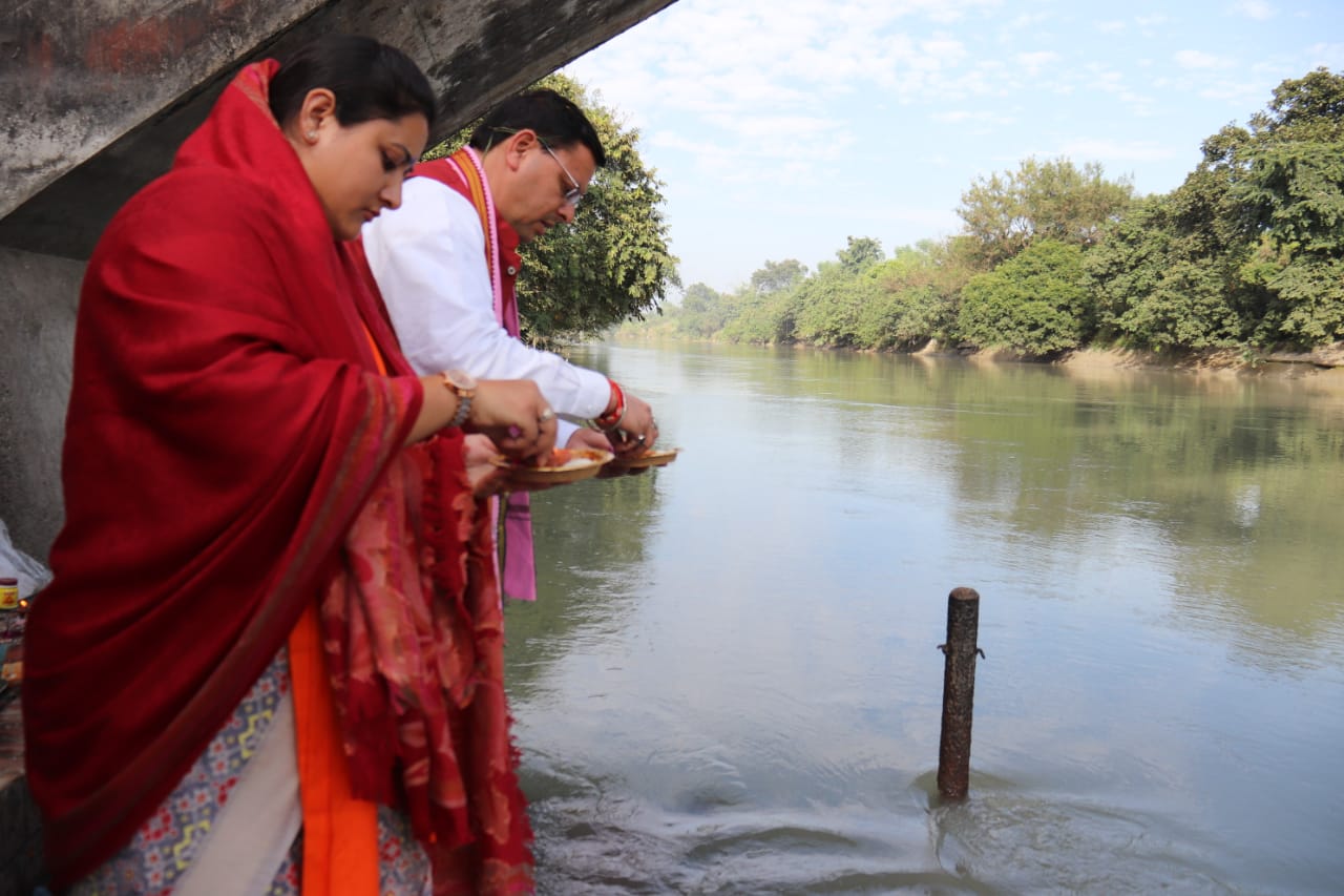 मुख्यमंत्री ने कार्तिक पूर्णिमा पर गंगा स्नान मेले का किया शुभारंभ किया, शारदा के गंगा घाट पर गंगा की आरती