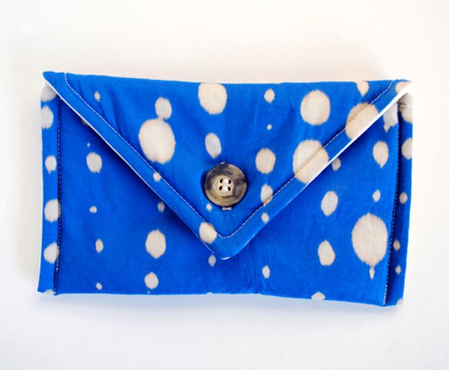 Make a DIY Envelope Clutch. Free Pattern