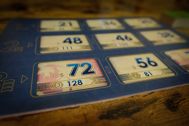 Ponzi Scheme board game 龐氏騙局 桌遊 熊卡會出現在資金列, 如果熊卡數量大於等於玩家人數, 則會崩盤