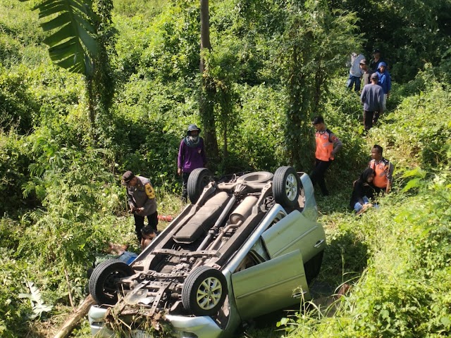 Gercep Polisi dan Relawan Berhasil Evakuasi Korban Mobil Terjun ke Jurang di Mojokerto