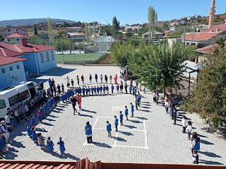 Bozkır Gençlik Merkezi gönüllüleri Dünya Kız gününü Dereiçi İlk ve Ortaokulunda kutladı.