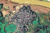 မီးရှို့ဖျက်ဆီးခံခဲ့ရတဲ့ စန်းမြို့ရွာကို ဂြိုဟ်တုဓာတ်ပုံတွေက တစ်ဆင့်တွေ့ရ မကွေးတိုင်း ဂန့်ဂေါမြို့နယ်က စန်းမြို့ရွာကို ဇန်နဝါရီလ ၁၈ ရက်နေ့က စစ်ကောင်စီတပ်တွေ ဝင်ရောက်လာပြီးနောက် နေအိမ် ၁၃၂ လုံး မီးရှို့ခံခဲ့ရပါတယ်။  မကွေးတိုင်း ဂန့်ဂေါမြို့နယ် စန်းမြို့ရွာတွင် မီးလောင်ကျွမ်းထားသည်ကို ဂြိုဟ်တုမှတစ်ဆင့် တွေ့ရစဉ်။  ပြီးခဲ့တဲ့ ဇန်နဝါရီလ ၁၈ ရက်နေ့က မီးရှို့ဖျက်ဆီးခံခဲ့ရတဲ့ မကွေးတိုင်း ဂန့်ဂေါမြို့နယ် စန်းမြို့ရွာမှာ ရွာလုံးကျွတ်နီးပါး မီးလောင်ကျွမ်းထားတာကို RFA က ရထားရှိတဲ့ ဂြိုဟ်တုဓာတ်ပုံတွေကတစ်ဆင့် တွေ့ရပါတယ်။  ဇန်နဝါရီလ ၁၈ ရက်နေ့က စစ်ကောင်စီတပ်ဖွဲ့ဝင်လေးငါးဆယ်လောက် စန်းမြို့ရွာထဲကို လက်နက်ကြီးတွေနဲ့ ပစ်ခတ်ပြီး ဝင်ရောက်လာတဲ့အတွက် တစ်ရွာလုံး ထွက်ပြေးခဲ့ရတယ် လို့ ရွာသားတွေက ပြောပါတယ်။  ကွေ့ကောက်စီဆင်းနေတဲ့ မြစ်သာမြစ် နံဘေးက အစိမ်းရောင်လယ်ကွင်းတွေ ကြားမှာ နေအိမ်အလုံး ၁၃ဝ လောက် မီးလောင်ကျွမ်းခဲ့တဲ့ စန်းမြို့ရွာက ပြာပုံအပျက်အစီးတွေကို ကောင်းကင်ကတစ်ဆင့် ထင်ထင်ရှားရှား မြင်တွေ့ရပါတယ်။   RFA က ရရှိထားတဲ့ ဓာတ်ပုံအထောက်အထားနဲ့ နှမ်းခါးလူငယ်အဖွဲ့က ရိုက်ကူးထားတဲ့ ဗီဒီယိုဖိုင်‌တွေမှာ ဇန်နဝါရီ ၁၈ ရက်ညပိုင်း စန်းမြို့ရွာမီးလောင်နေပုံနဲ့ ဇန်နဝါရီလ ၁၉ ရက် နေ့မှာ မီးလောင် အပျက်အစီးပုံတွေကို တွေ့ရပါတယ်။  ဂြိုဟ်တုကတစ်ဆင့် ဇန်နဝါရီလ ၂၃ ရက်နေ့မှာ ရိုက်ကူးထားတဲ့ပုံနဲ့ လွန်ခဲ့တဲ့ ၂ နှစ်လောက် က ရိုက်ကူးထားတဲ့ပုံကို နှိုင်းယှဉ်ကြည့်ရင် မီးရှို့တိုက်ခိုက်မှုတွေမဖြစ်ခင်နဲ့ မီးရှို့မှုဖြစ်ပြီး နောက်ပိုင်း စန်းမြို့ရွာကို ထင်ထင်ရှားရှား တွေ့ရပါတယ်။ အိမ်ခြေ ၁၉၀ ကျော်ရှိတဲ့ ရွာမှာ အိမ်အလုံး ၃၀ လောက်ပဲ ကျန်ရစ်ပြီး ရွာသားတစ်ထောင်လောက် အနီးအနားကျေးရွာ တွေမှာ ခိုလှုံနေရတယ်လို့ ဒေသခံတွေက ပြောပါတယ်။  ပိတ်ပင်ခံထားရတဲ့ ခေတ်သစ်မီဒီယာ သတင်းဌာနက အခုတစ်ပတ်ဖော်ပြတဲ့ အသံဖိုင် တစ်ခုအရ ဂန့်ဂေါခရိုင် သုံးမြို့နယ်မှာ စစ်အစိုးရအုပ်ချုပ်မှု ပျက်ပြားသွားပြီဆိုပြီး မကွေးတိုင်းလုံခြုံရေးဝန်ကြီးက အစည်းအဝေးတစ်ခုမှာ ဝန်ခံပြောဆိုခဲ့တယ်လို့ သိရပါတယ်။  အာဏာသိမ်းမှုနောက်ဆက်တွဲဖြစ်ရပ်တွေကို မှတ်တမ်းတင်နေတဲ့ Myanmar Data အဖွဲ့က ဇန်နဝါရီလဆန်းပိုင်းမှာ RFA ကို ပြောကြားရာမှာ အာဏာသိမ်းပြီး နောက်ပိုင်း နိုင်ငံတစ်ဝန်းက ကျေးရွာပေါင်း ၉၀ မှာ အိမ်ခြေ ၁၉၆၃ လုံး မီးရှို့ဖျက်ဆီးခံခဲ့ရပြီး မကွေးတိုင်းတစ်ခုတည်းမှာ မီးလောင်မှု အကြိမ်လေးရာကျော် ဖြစ်ပွားခဲ့တယ်လို့ ပြောပါတယ်။  စန်းမြို့ရွာကို စစ်တပ်ကမီးရှို့ခဲ့တယ်ဆိုတဲ့ စွပ်စွဲချက်တွေနဲ့ပတ်သက်ပြီး စစ်ကောင်စီက တစ်စုံတစ်ရာ ပြောဆိုတာ မရှိပါဘူး။ ကျေးရွာတွေ၊ မြို့တွေမှာ မီးရှို့မှုတွေဟာ PDF အဖွဲ့ တွေရဲ့လက်ချက်ဖြစ်တယ် ဆိုပြီး စစ်ကောင်စီက ပြောဆိုနေပေမယ့် မျက်မြင်သက်သေ တွေကတော့ ဒါတွေဟာ စစ်တပ်ရဲ့လုပ်ရပ်တွေဖြစ်တယ်လို့ ပြောဆိုနေကြပါတယ်။   Satellite imagery shows the burnt village of San  A total of 132 houses were set on fire on January 18 after troops entered San village in Gangaw Township, Magway Division.  Satellite view of a fire in San Myo Village, Gangaw Township, Magway Division. RFA's satellite imagery shows that almost the entire village of San Myo Ywa, Gangaw Township, Magway Division, was burnt down on January 18.  On January 18, about forty-five members of the military council entered the town of San with heavy artillery fire, forcing the entire village to flee, villagers said.  The ashes of San Myo village, where about 130 houses were burnt down amid green fields along the meandering Myittha River, can be clearly seen from the sky.  Photographs obtained by the RFA provided video footage of the Nankha youth group showing the burning of San village on the night of January 18 and the devastation of the fire on January 19.  The satellite image, taken on January 23 and two years ago, shows the town of San before and after the arson attack. In the village of more than 190 houses, only 30 houses remain and about 1,000 villagers are sheltering in nearby villages, locals said.  According to an audio file released this week by the banned modern media, the Magway Division Security Minister admitted at a meeting that the junta's administration had collapsed in three townships in Gangaw District.  Myanmar Data, which covers the aftermath of the coup, told RFA in early January that since the coup, 1963 houses had been set on fire in 90 villages across the country, with more than 400 fires in Magway Division alone.  The military council has not commented on allegations that the military set fire to the town of San. Villages The military council says the arson attacks in cities are the work of PDF groups, but eyewitnesses say they are the work of the military.