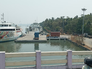 Ferry loading vehicle .