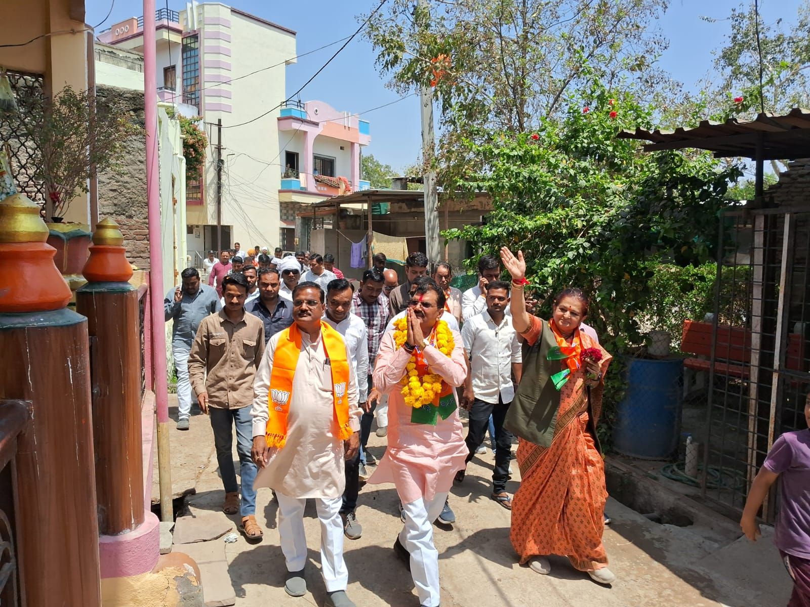 इच्छादेवी मंदिर में कन्या पूजन कर जनसंपर्क पर निकले सांसद प्रत्याशी