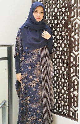 Model baju batik terbaru wanita berhijab