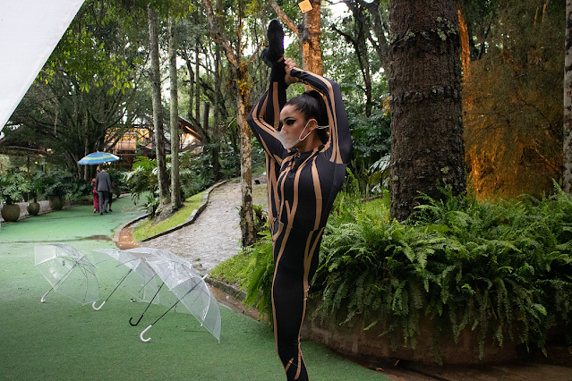 Recepção com artistas de circo para festa de casamento ao ar livre.