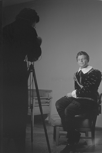 Gérard Philipe dans son costume de Ruy Blas, photographié en mars 1955 par Richard Peter junior. © Deutsche Fotothek, via Europeana