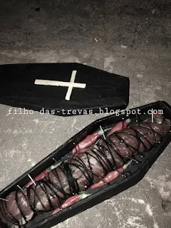 feitiço com caixão preto no cemitério