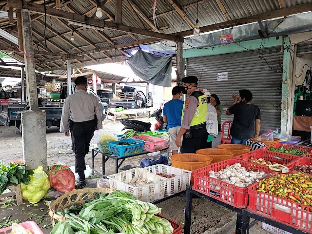 Personil QR 1, Unit Samapta Polsek Denpasar Barat, Polresta Denpasar melaksanakan Patroli di Pasar Tradisonal himbau Taat Prokes dan Harkamtibmas