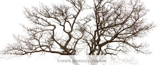 Melancholische Athmosphäre eines Blattlosen Baums - und den Worten: Sterben, Beerdigen und Trauern