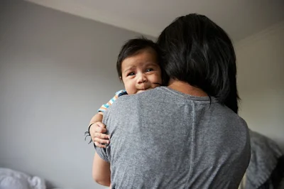 Um tema de destaque que eles usam para promover mensagens antivacinas é o da mãe protetora