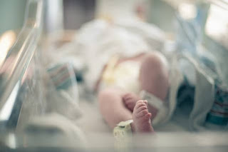 Bebê de 4 meses diagnosticada com covid-19 morre em hospital