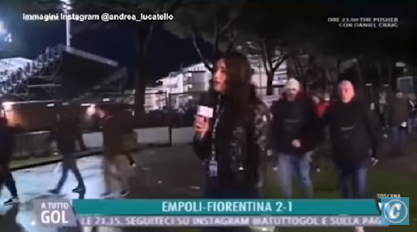 [VIDEO] En plein direct, un supporter de foot met une fessée à une journaliste italienne