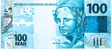 A foto mostra a cédula de (R$ 100 ) dinheiro do Brasil que não vale mais nada está corroído pela inflação e o dólar americano..