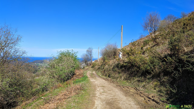 Pista que nace en las antenas y nos lleva a Rioseco