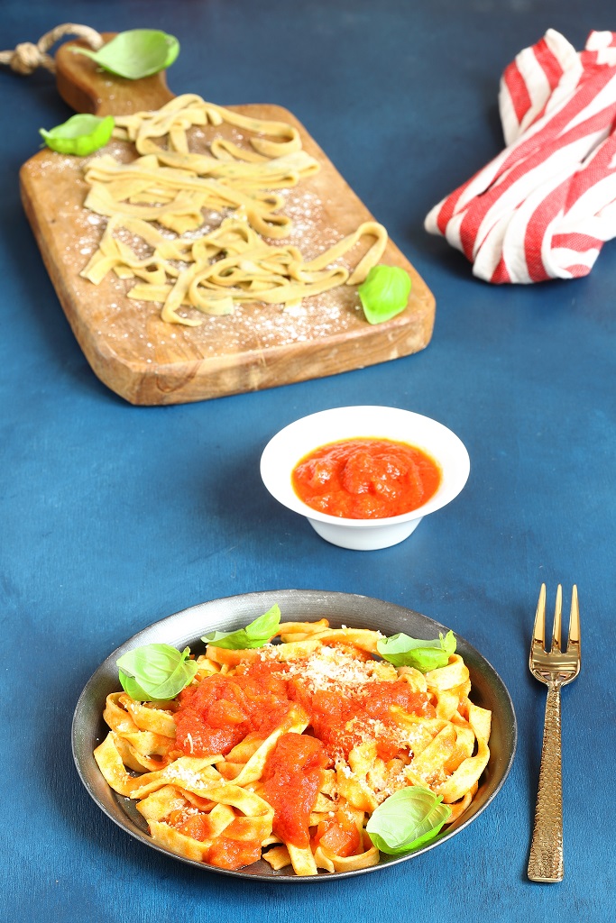 Tagliatelle al basilico al ragù vegetariano