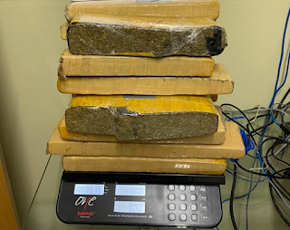 Casal com criança de colo é preso com 14 kg de maconha e quase mil trouxas de cocaína em Conceição do Coité-BA